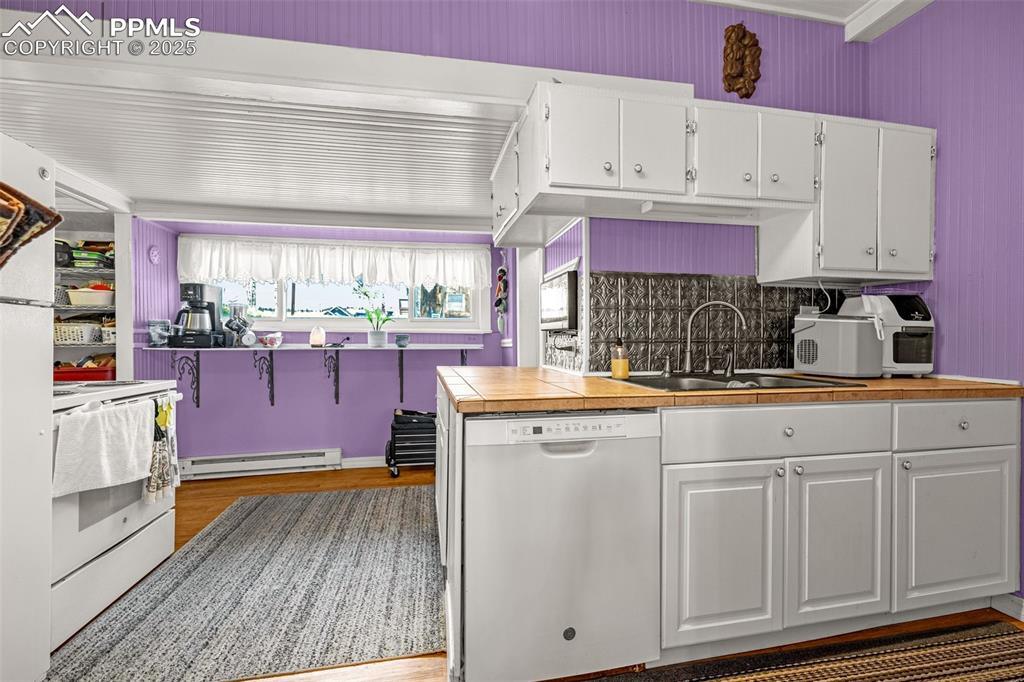 Image 20 of 30: Kitchen
