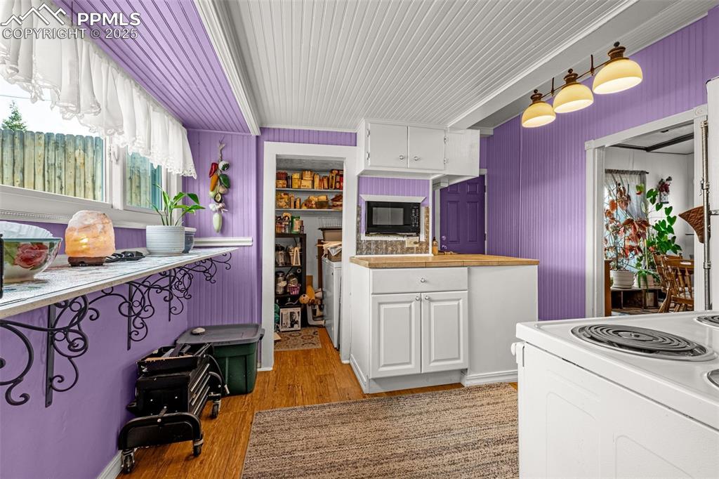 Image 21 of 30: Kitchen