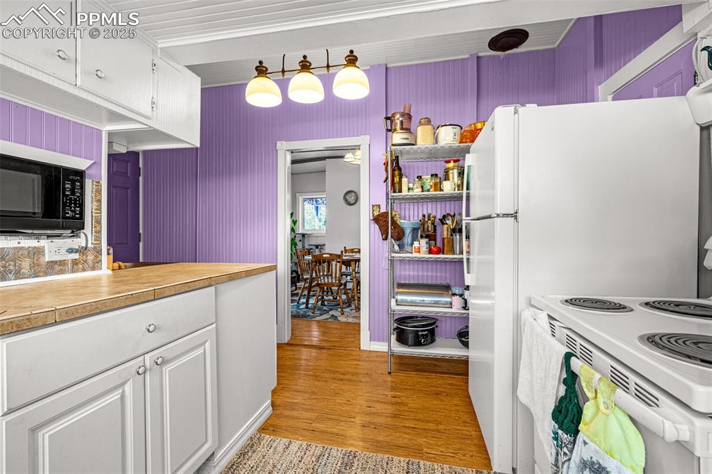 Image 22 of 30: Kitchen