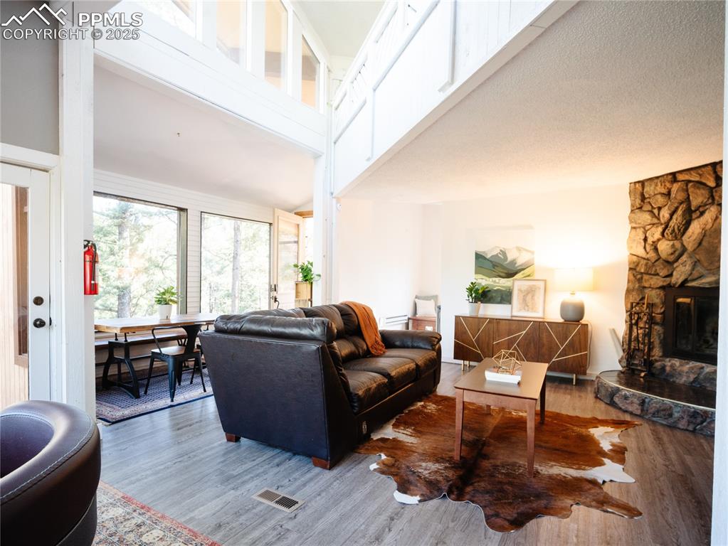 Image 14 of 46: Unique architecture fills living space with incredible light