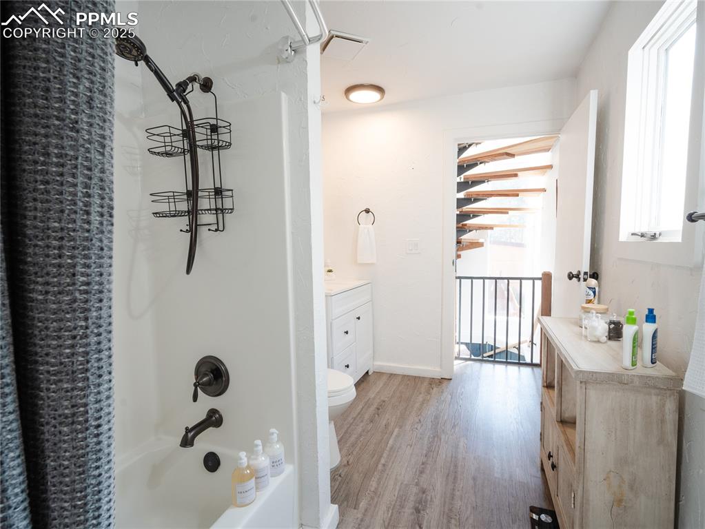 Image 19 of 46: Bathroom