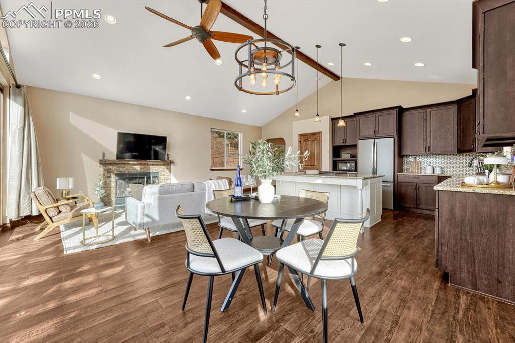 Image 10 of 50: Dining Area