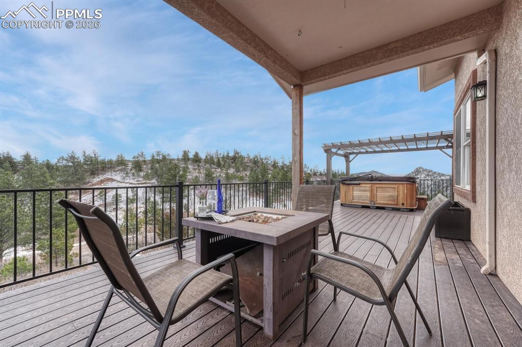 Image 14 of 50: Deck