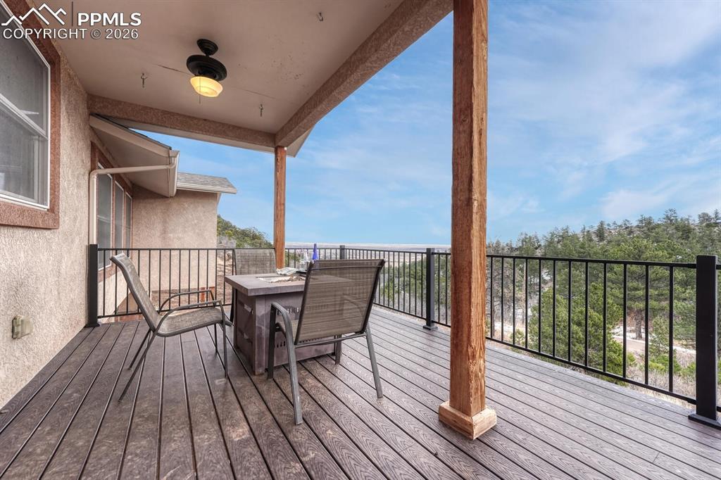 Image 15 of 50: Deck