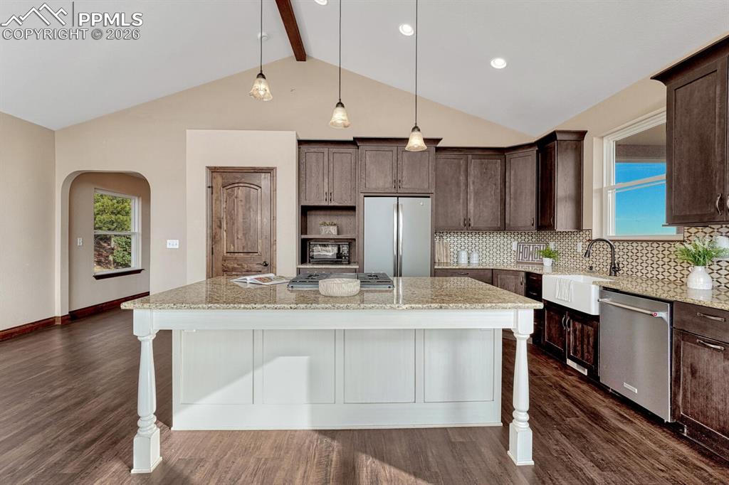 Image 17 of 50: Kitchen