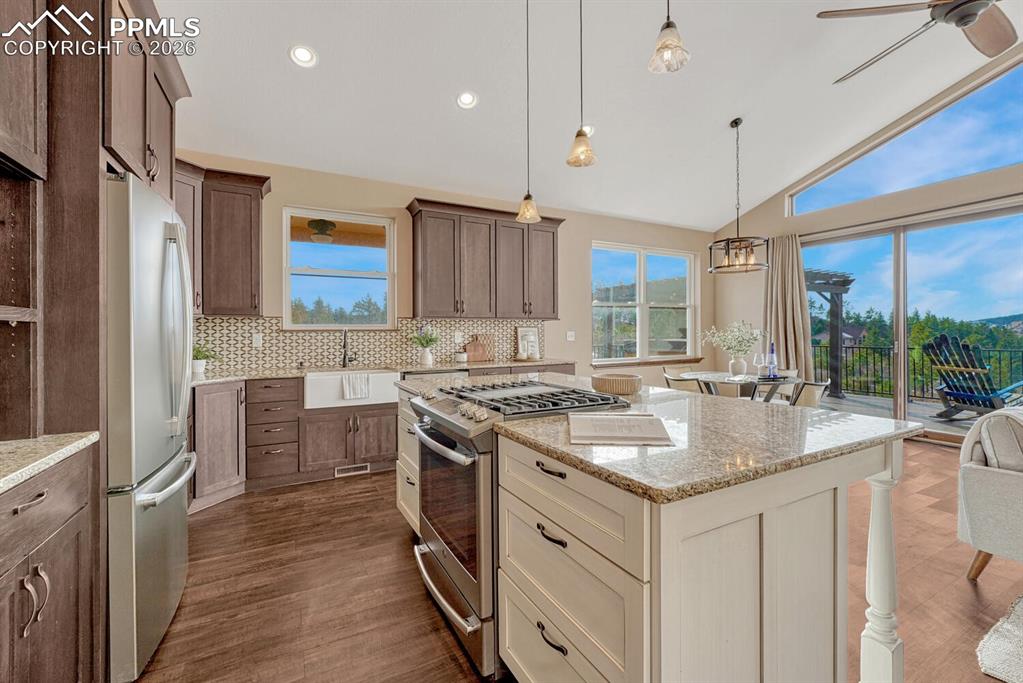 Image 18 of 50: Kitchen