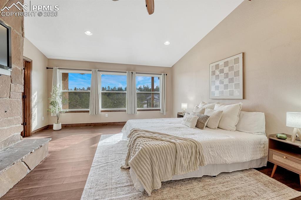 Image 20 of 50: Bedroom