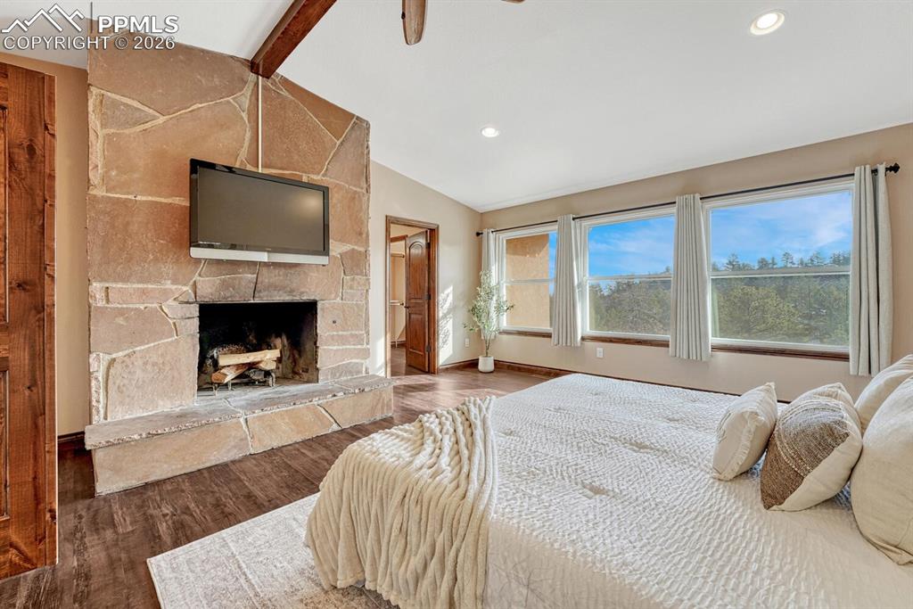 Image 21 of 50: Bedroom