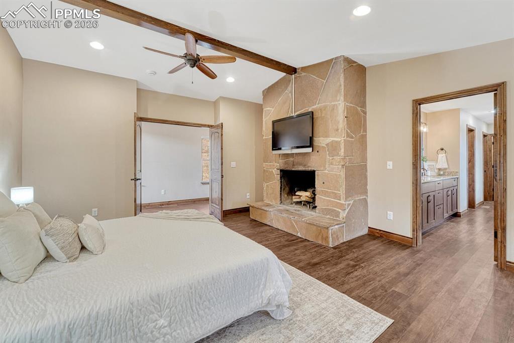 Image 22 of 50: Bedroom