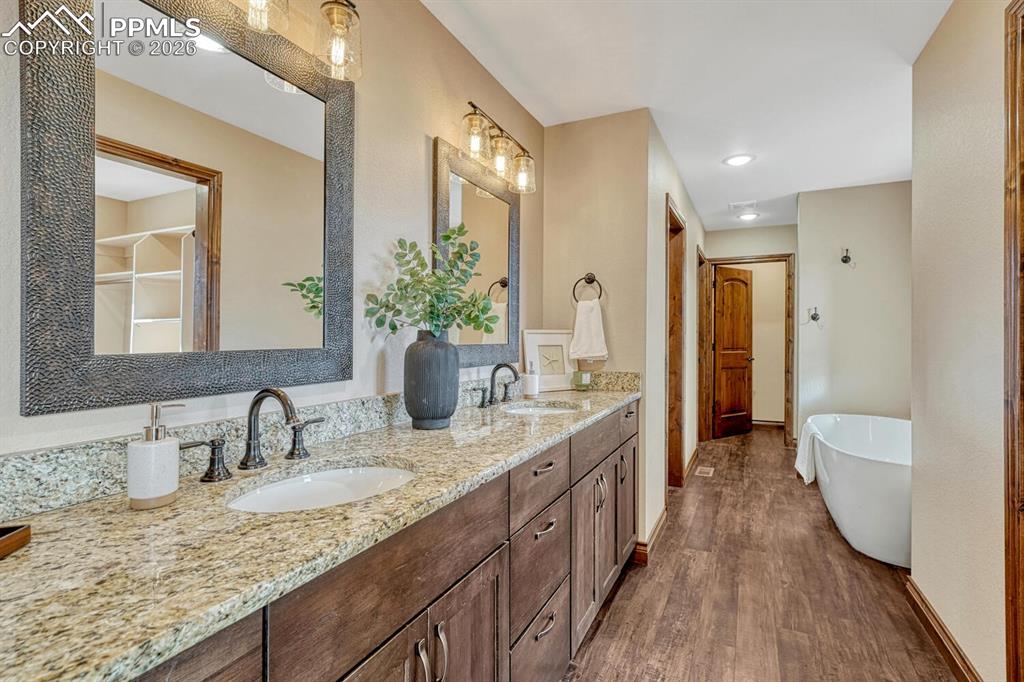 Image 23 of 50: Bathroom