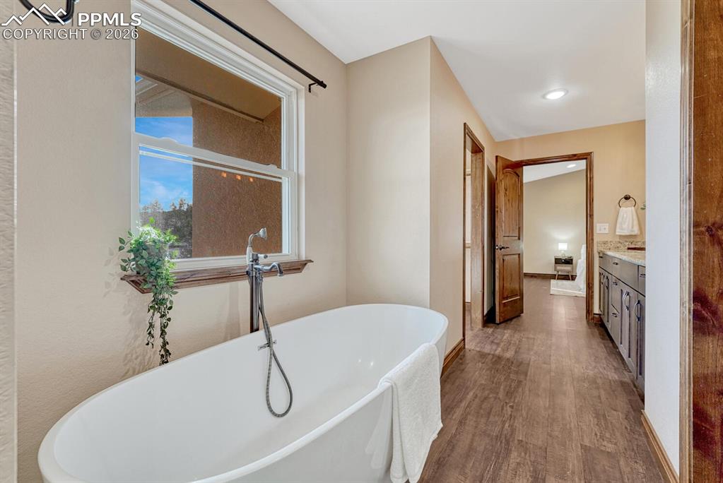 Image 24 of 50: Bathroom