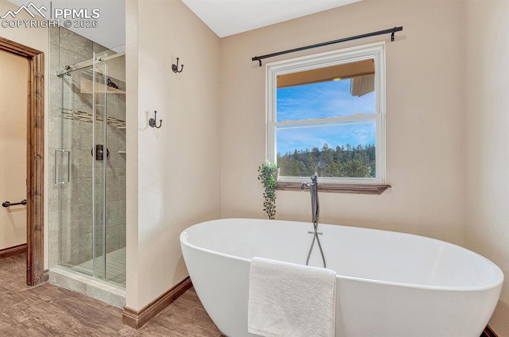 Image 25 of 50: Bathroom