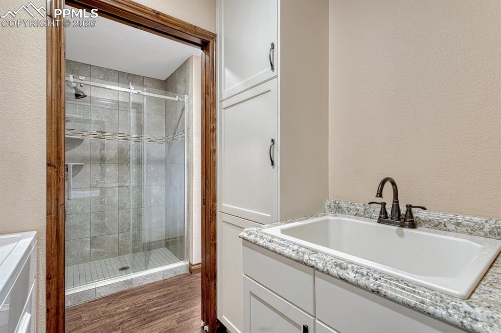 Image 26 of 50: Bathroom