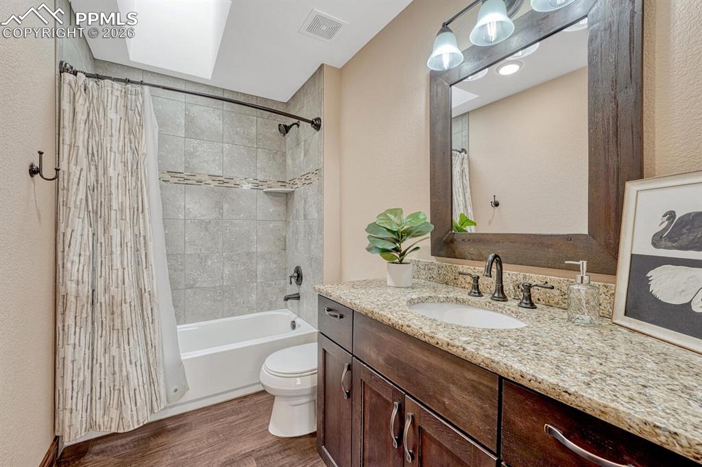 Image 30 of 50: Bathroom