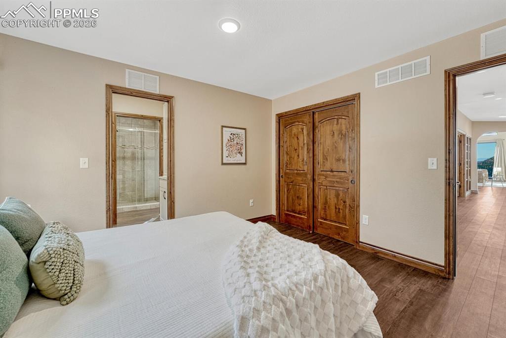 Image 31 of 50: Bedroom