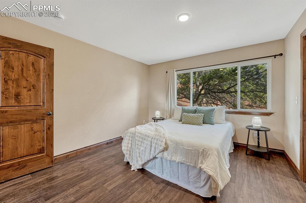 Image 32 of 50: Bedroom