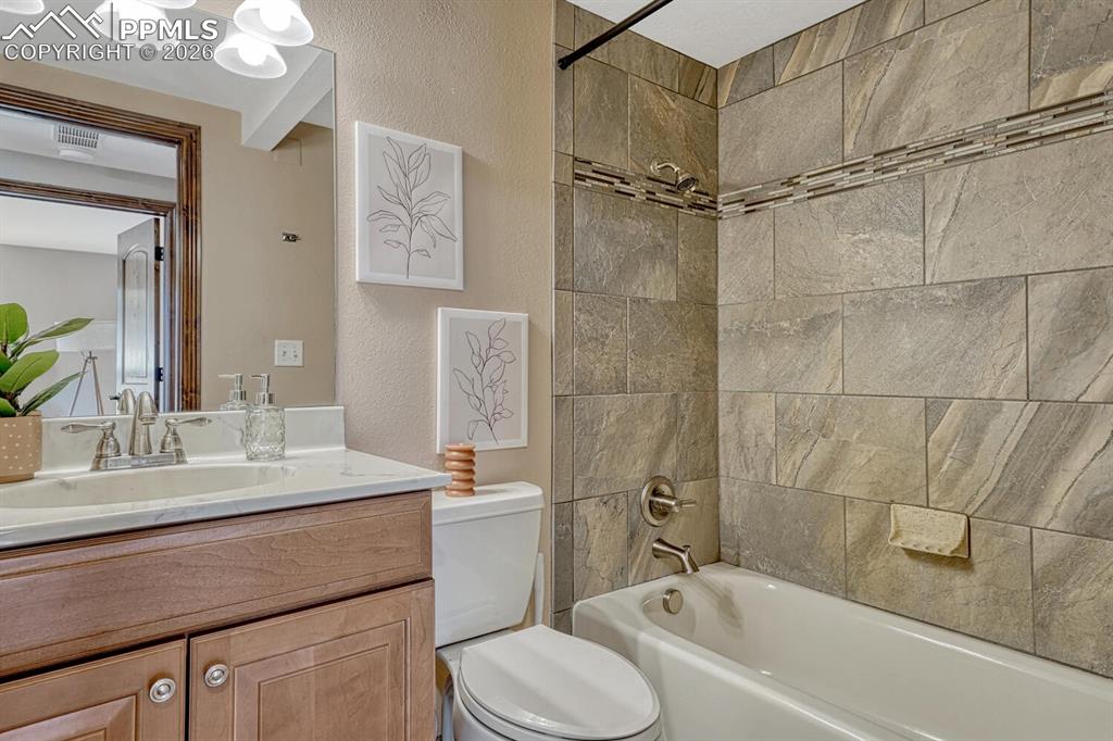 Image 35 of 50: Bathroom