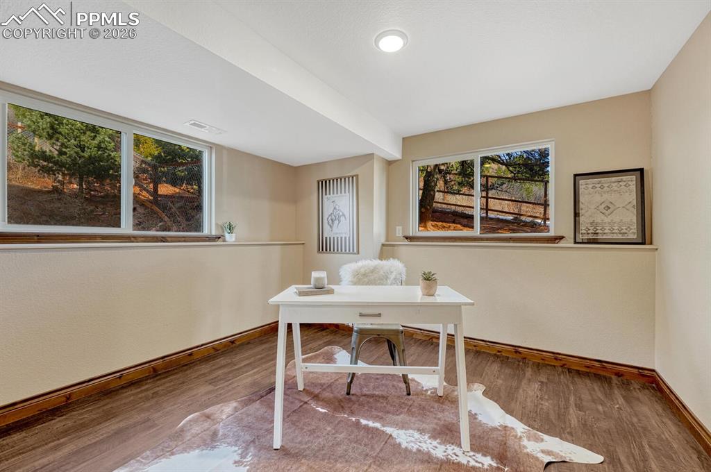 Image 36 of 50: Office