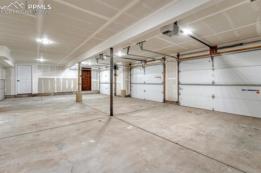 Image 37 of 50: Garage