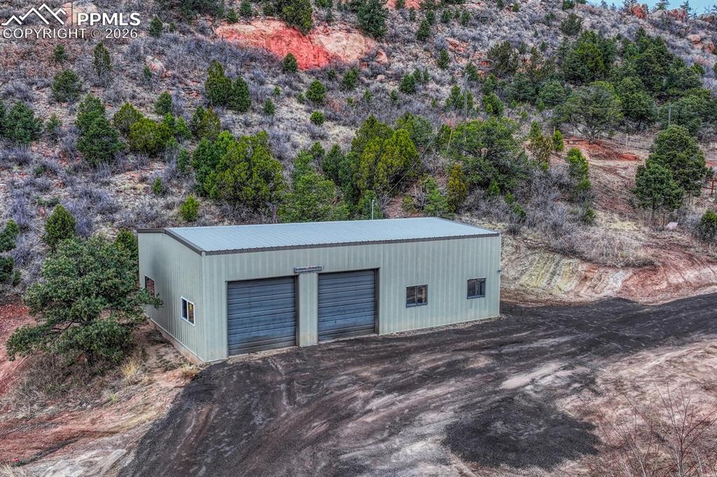 Image 38 of 50: Garage