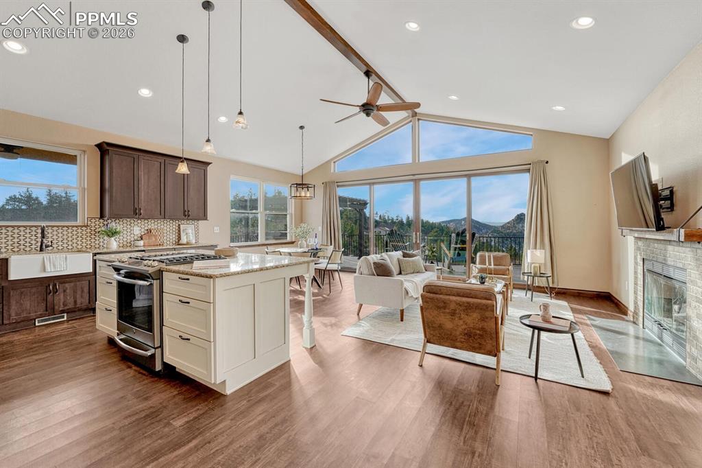 Image 4 of 50: Kitchen