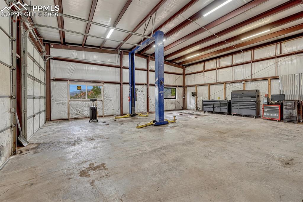 Image 40 of 50: Garage