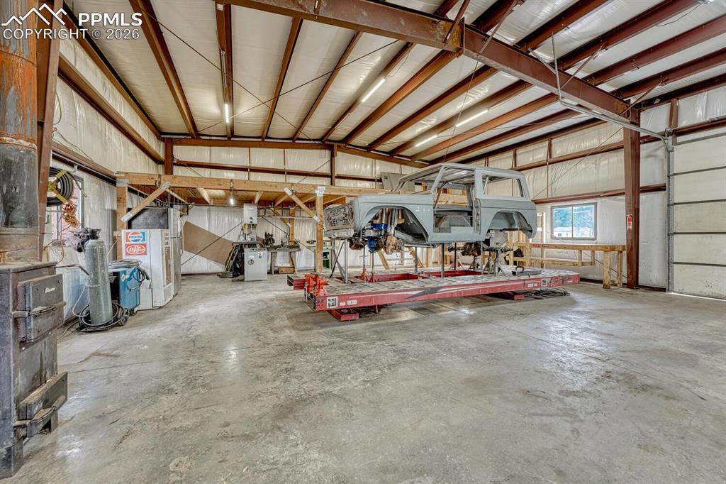 Image 41 of 50: Garage