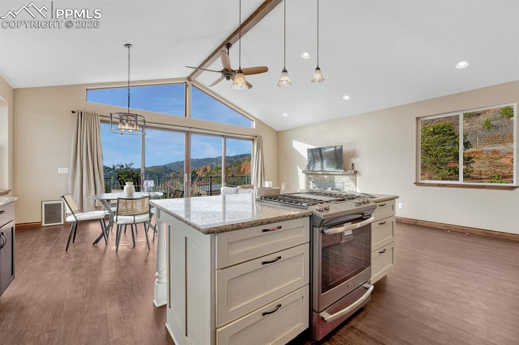 Image 5 of 50: Kitchen