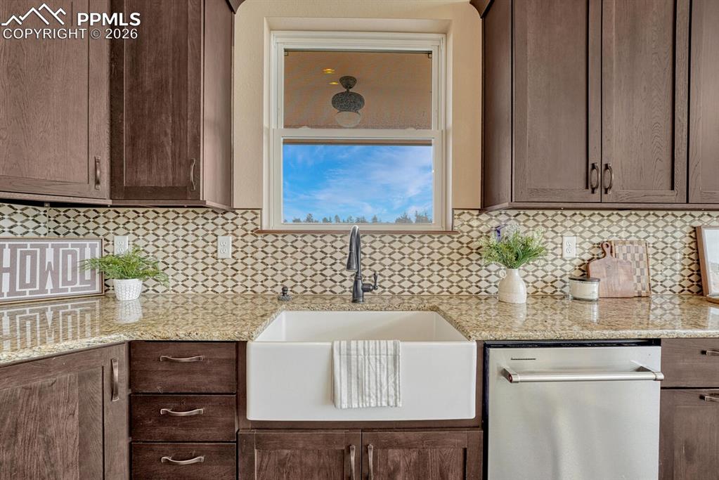 Image 6 of 50: Kitchen