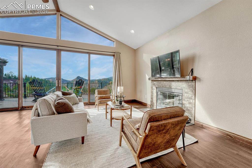 Image 7 of 50: Living Room