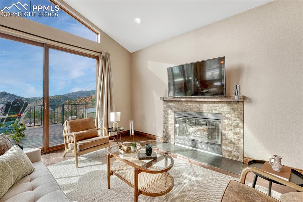 Image 8 of 50: Living Room