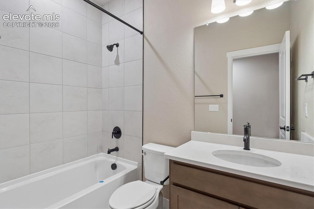 Image 19 of 22: Bathroom