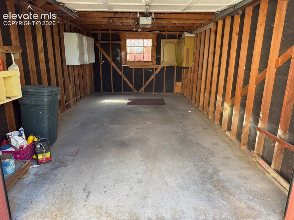 Image 14 of 48: Garage