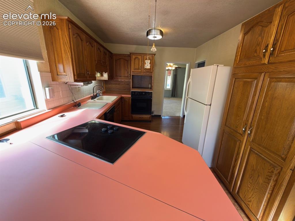Image 20 of 48: Kitchen