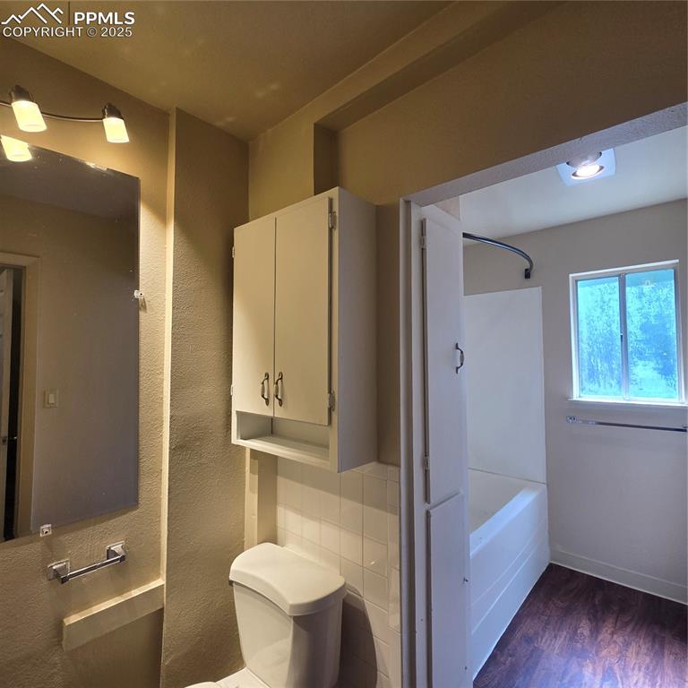 Image 15 of 28: Bathroom