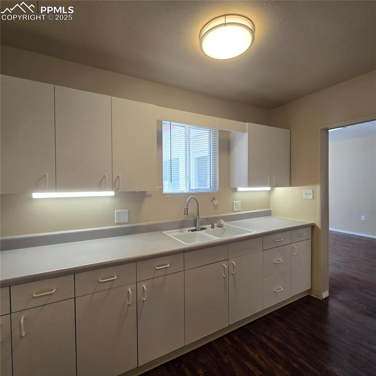 Image 7 of 28: Kitchen