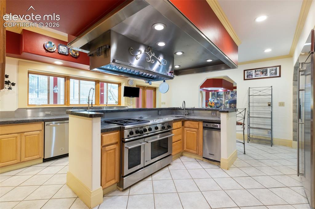 Image 18 of 50: Kitchen