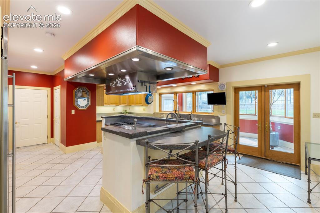 Image 19 of 50: Kitchen