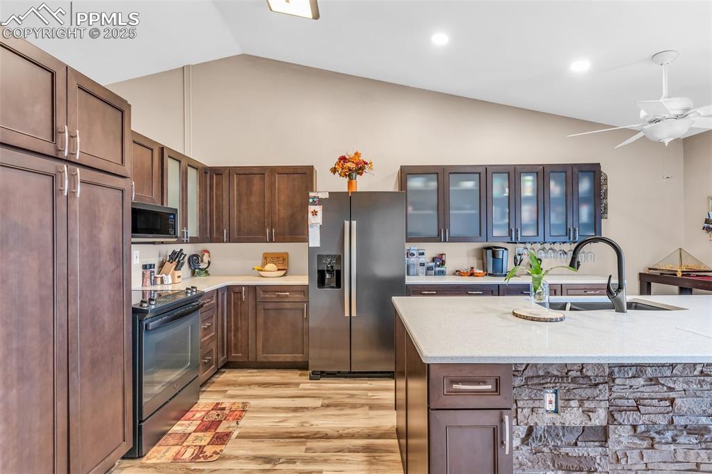 Image 11 of 25: Kitchen