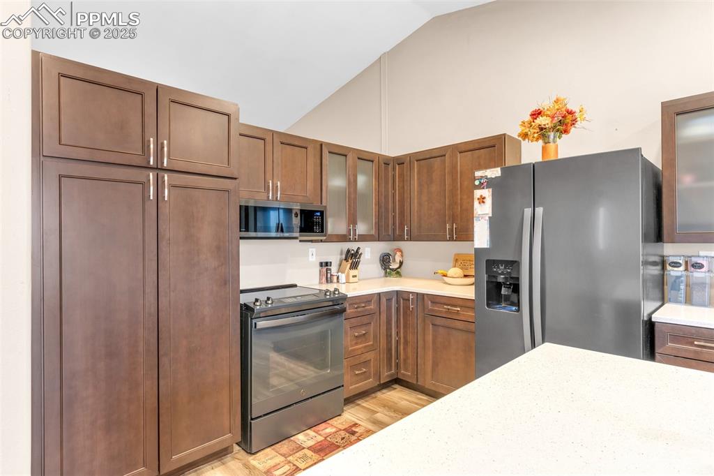 Image 12 of 25: Kitchen