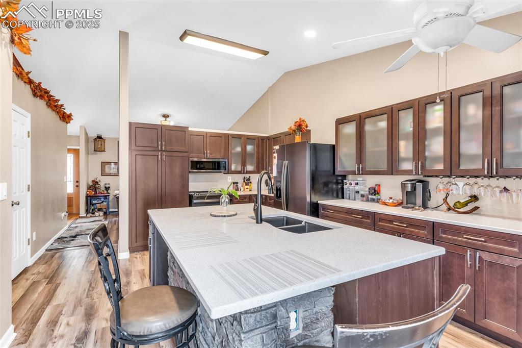 Image 13 of 25: Kitchen