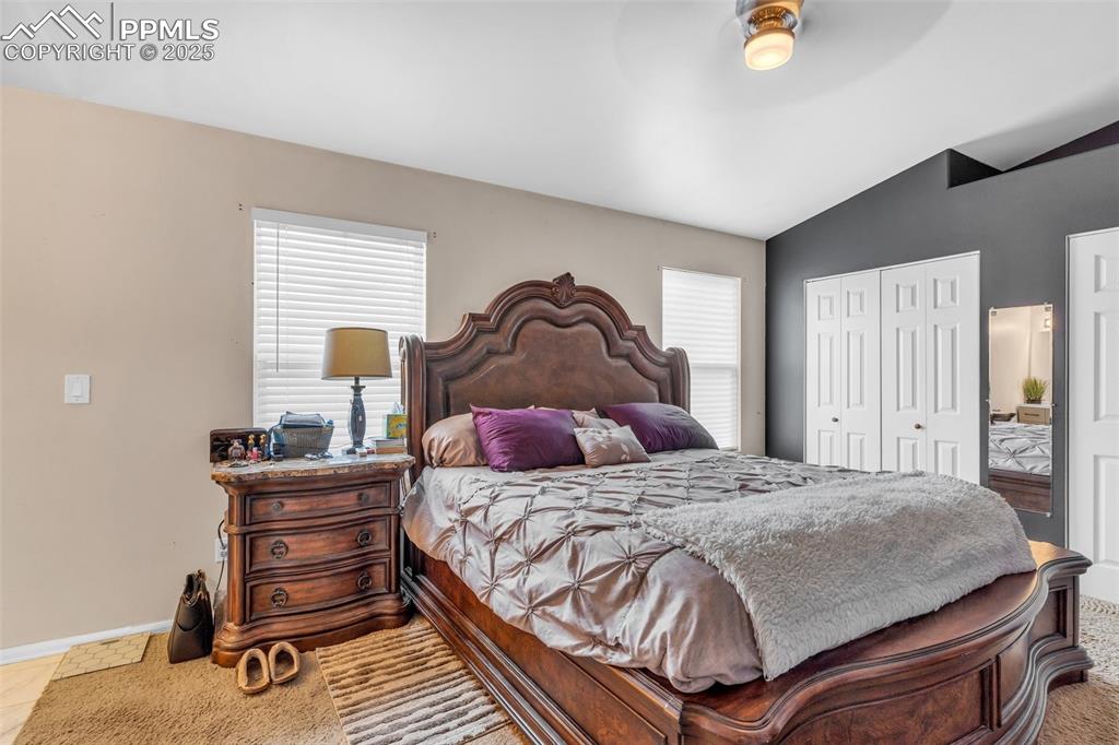 Image 16 of 25: Bedroom