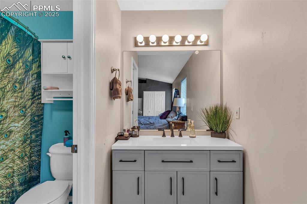 Image 18 of 25: Bathroom