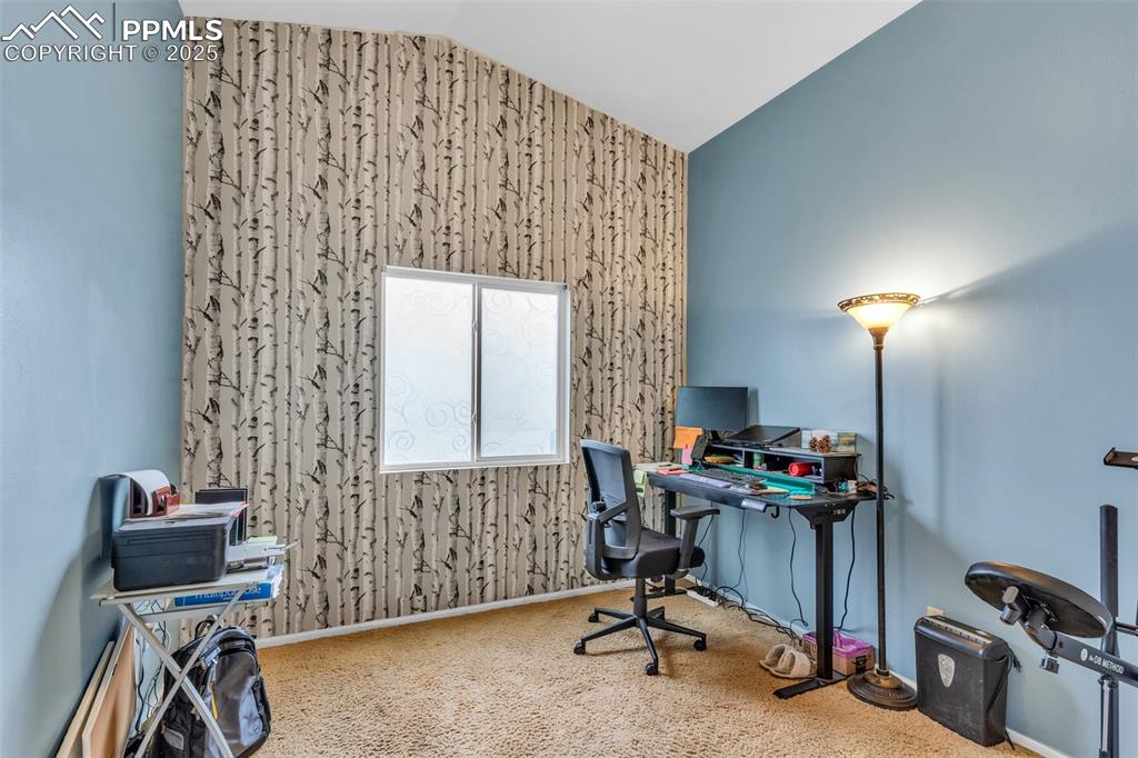 Image 19 of 25: Office