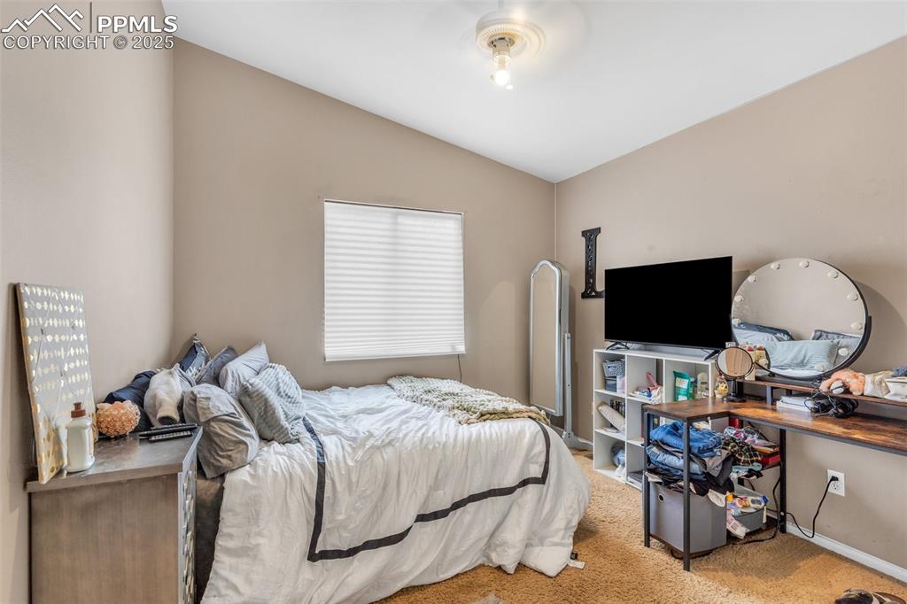 Image 21 of 25: Bedroom