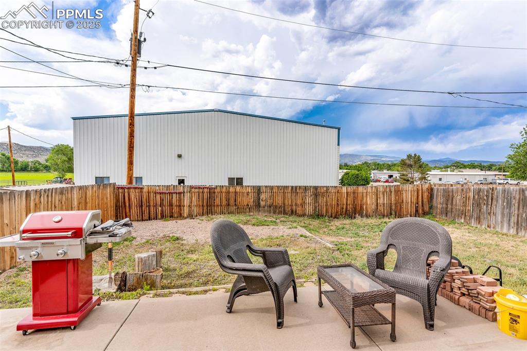 Image 23 of 25: Patio