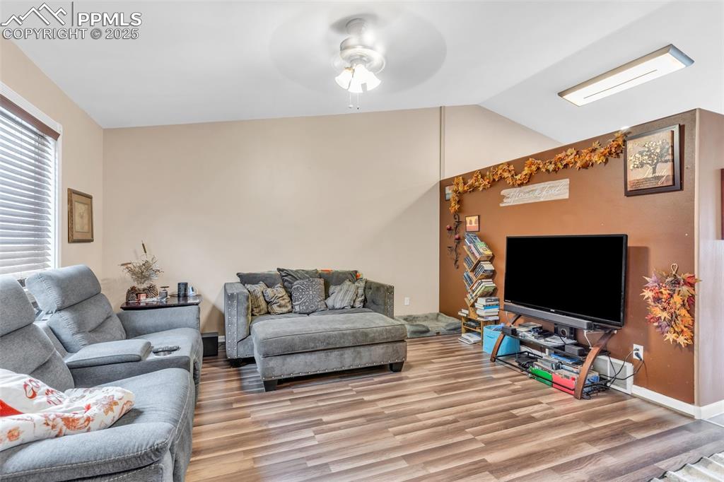 Image 7 of 25: Living Room