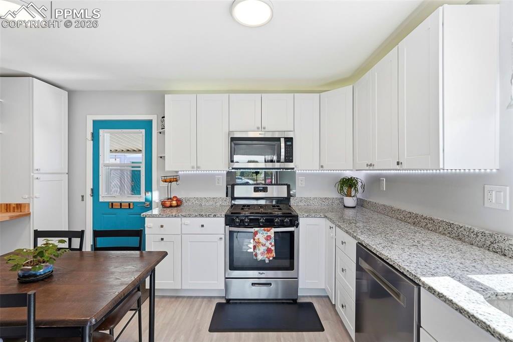 Image 10 of 49: Kitchen