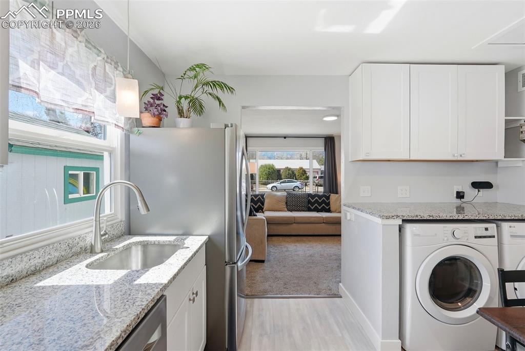 Image 13 of 49: Kitchen