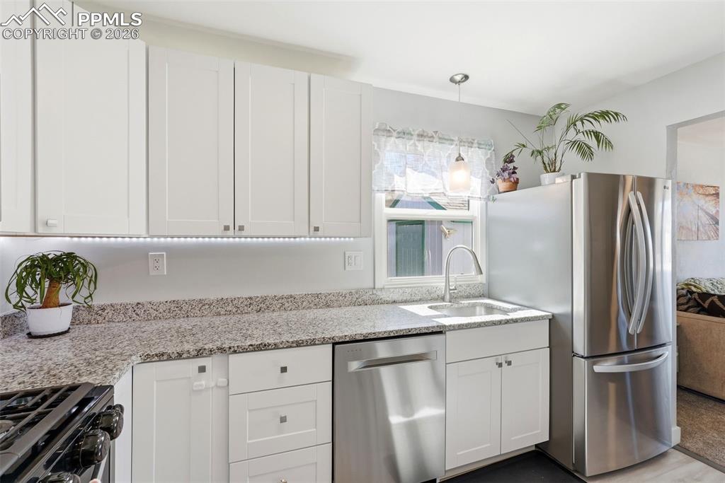 Image 14 of 49: Kitchen